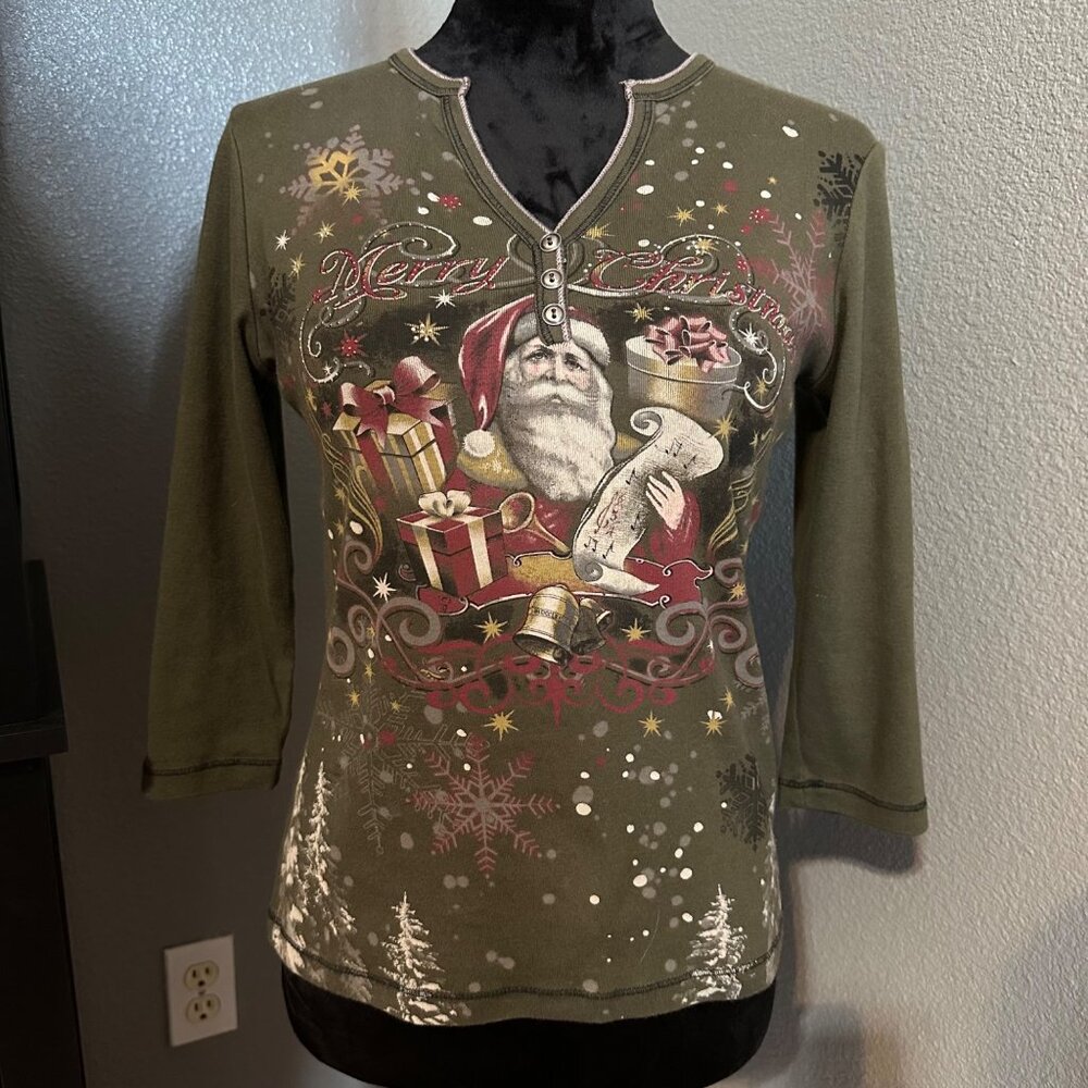 B.L.E.U. Top Womensโ PM Green Merry Christmas Santa Holiday Henley Petite USA